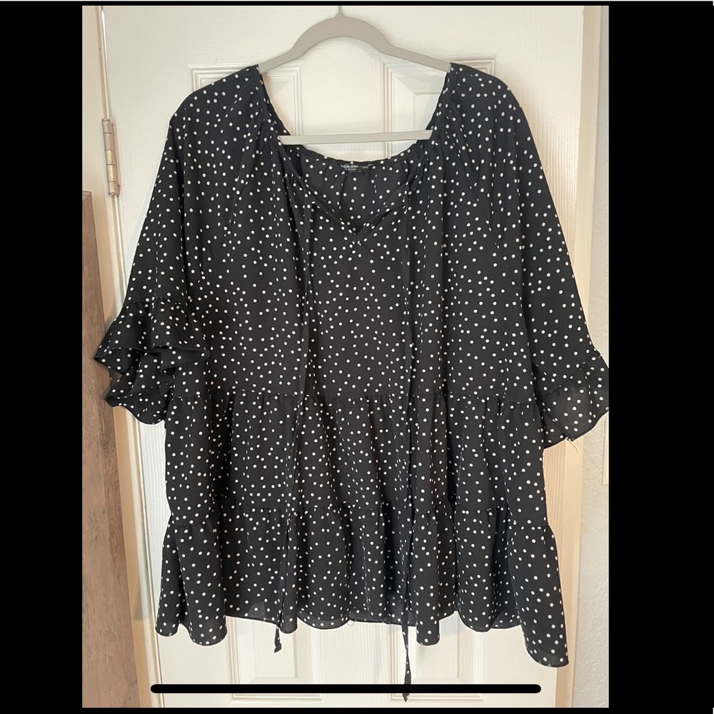 Black and white dotted short sleeve top